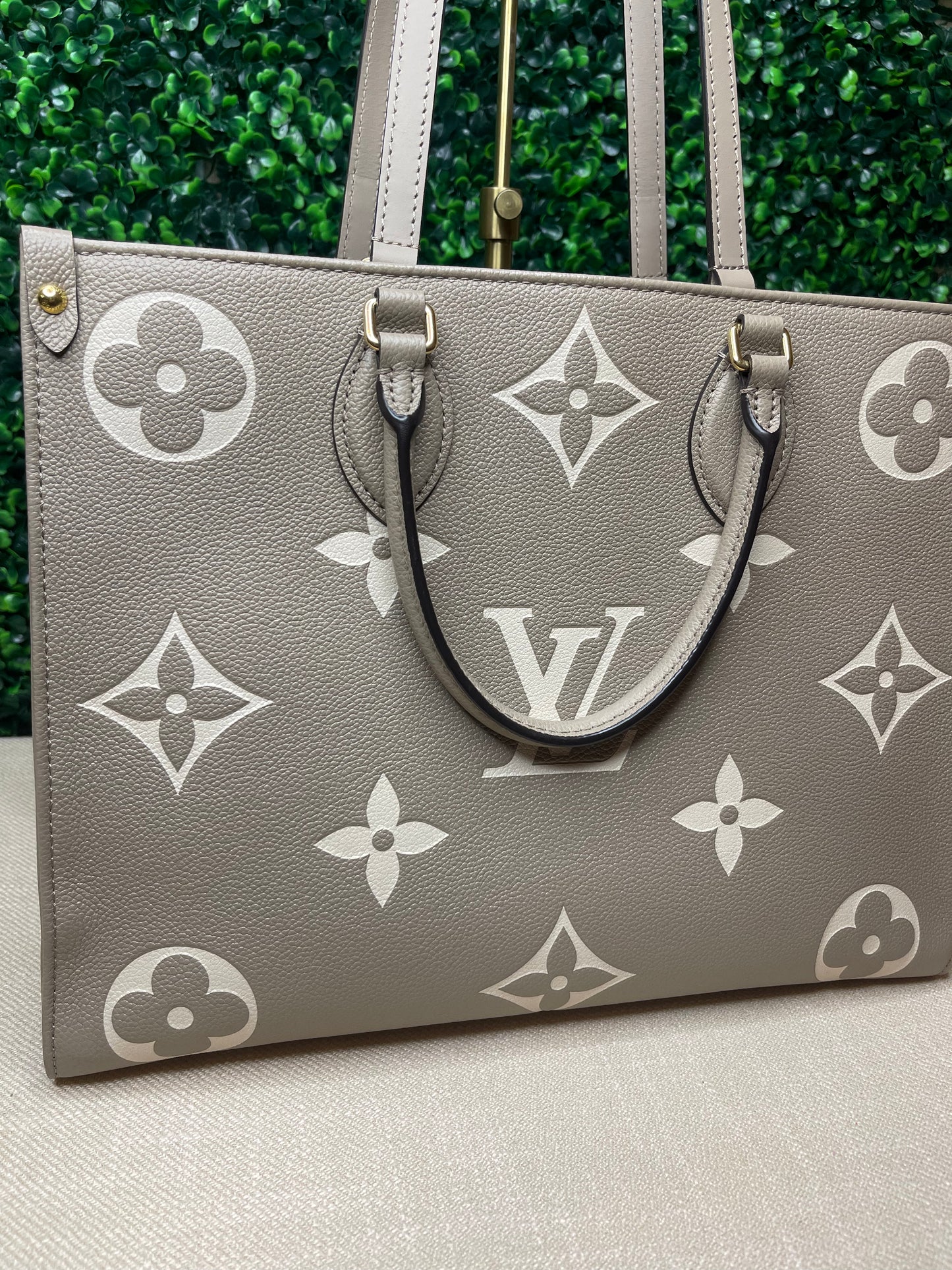 Louis Vuitton OnTheGo MM Dove/Cream