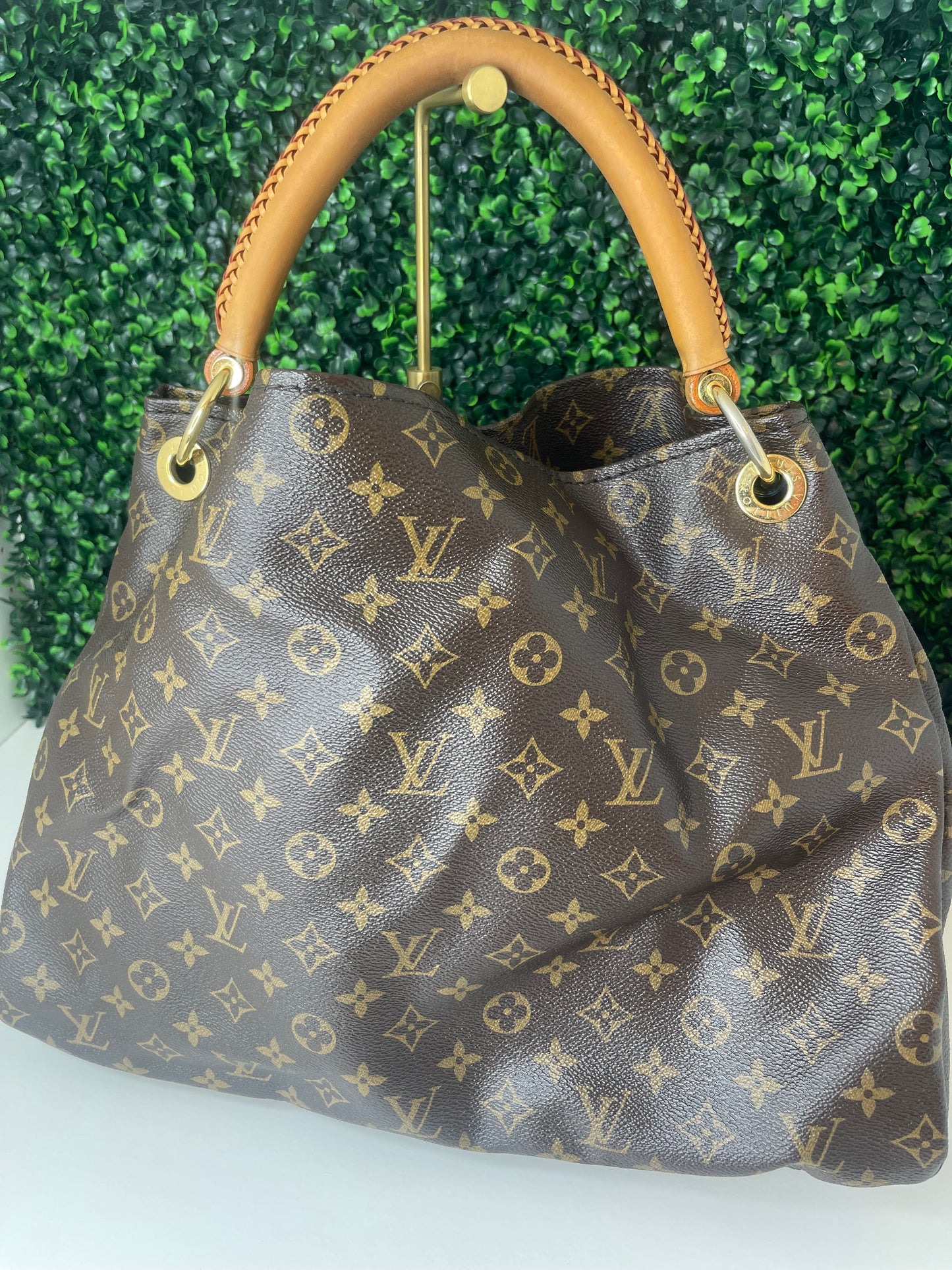 Preowned Louis Vuitton Monogram Artsy MM