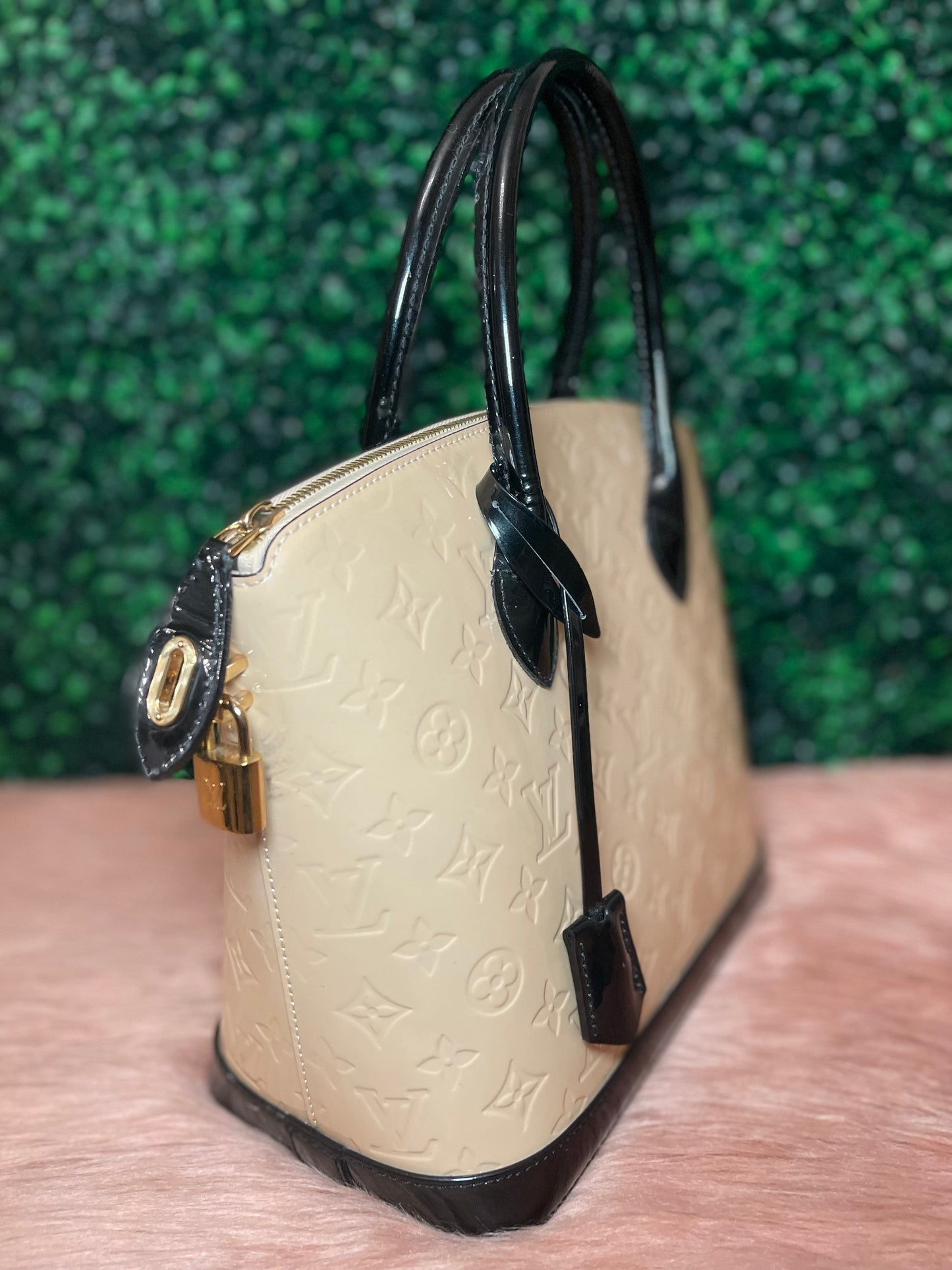 Louis Vuitton Beige/Black Vernis Lockit Handbag