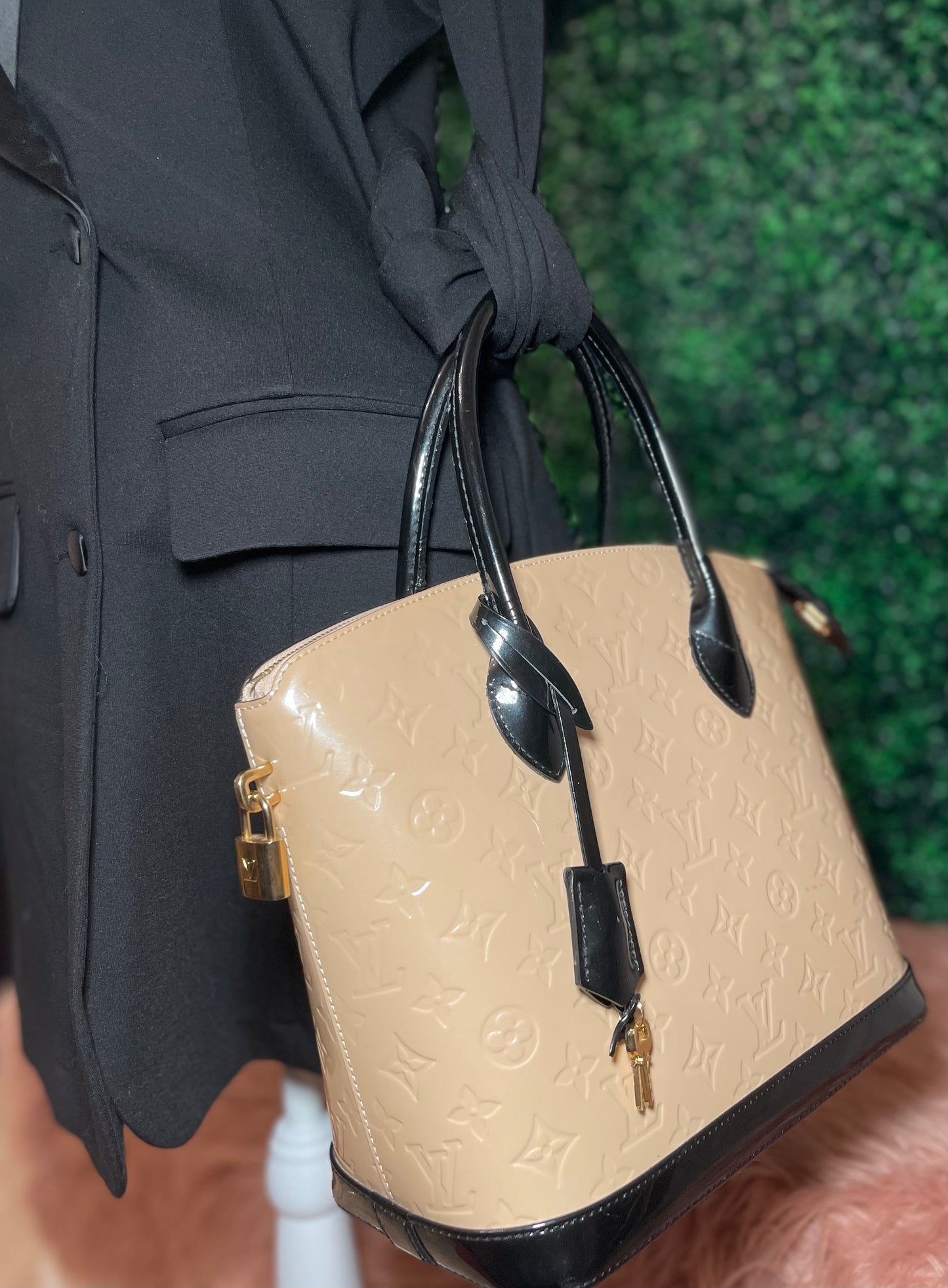 Louis Vuitton Beige/Black Vernis Lockit Handbag