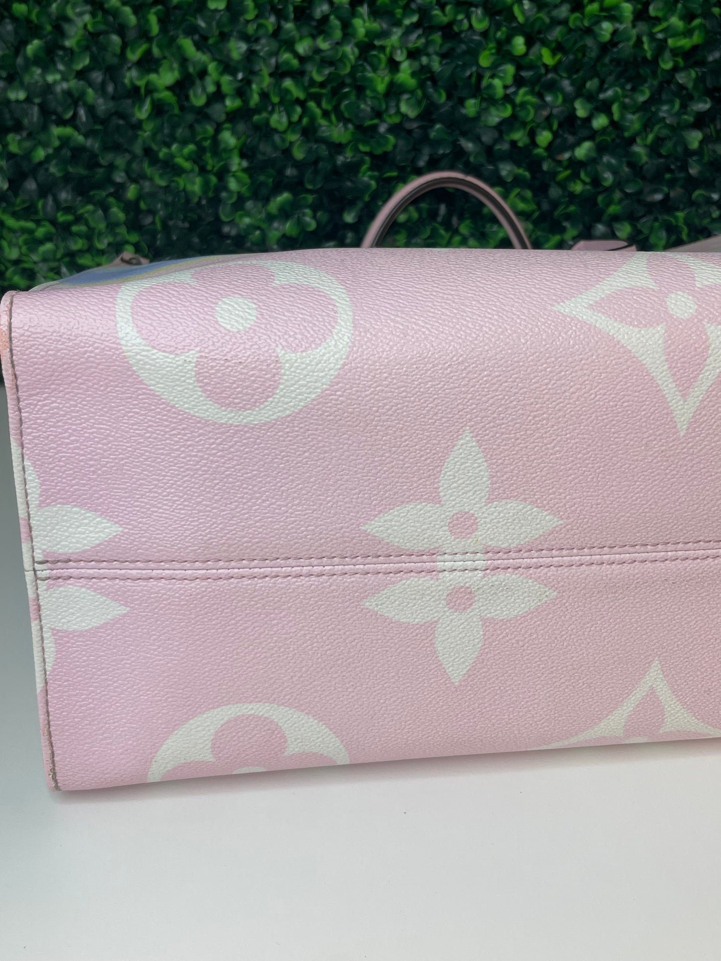 Louis Vuitton|Limited Edition OnTheGo GM | Escale Pastel