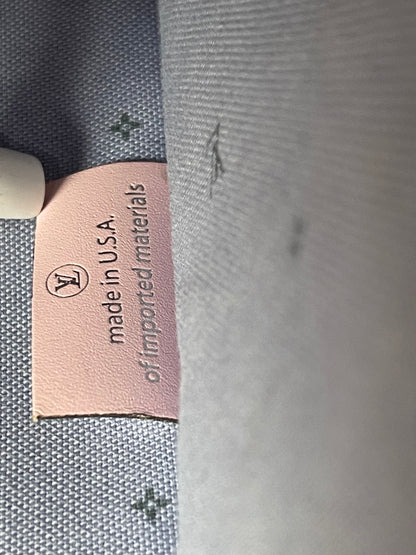 Preowned Louis Vuitton leather heat stamp on interior back with purple-blue cloth interior and zipper pocket with silver hardware of the Louis Vuitton OnTheGo Escale handbag GM. 