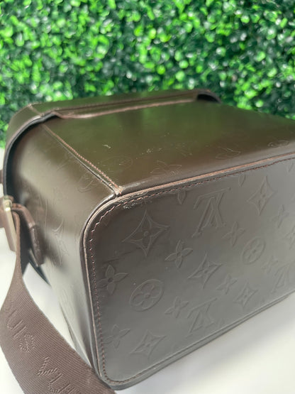 Brown handbag from bottom showing corners 