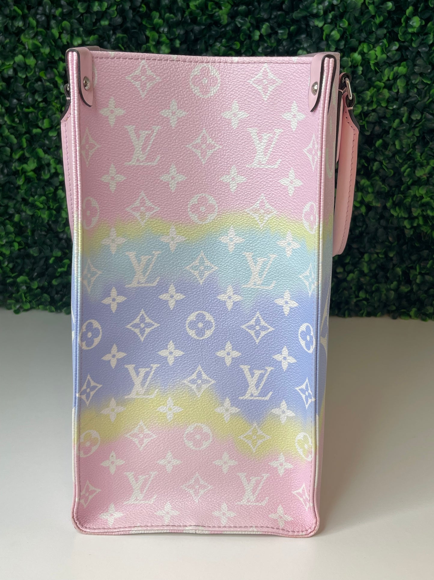 Louis Vuitton|Limited Edition OnTheGo GM | Escale Pastel