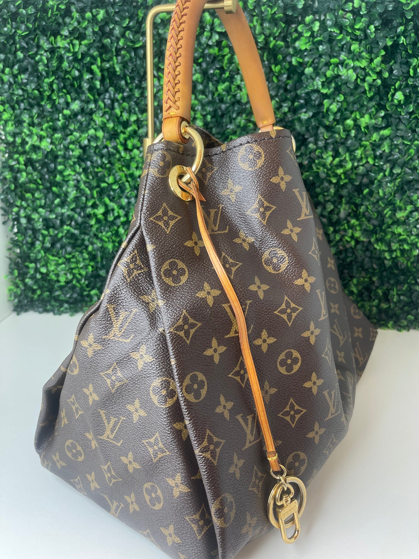 Preowned Louis Vuitton Monogram Artsy MM