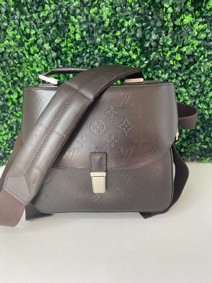 Photo of brown handbag from front 