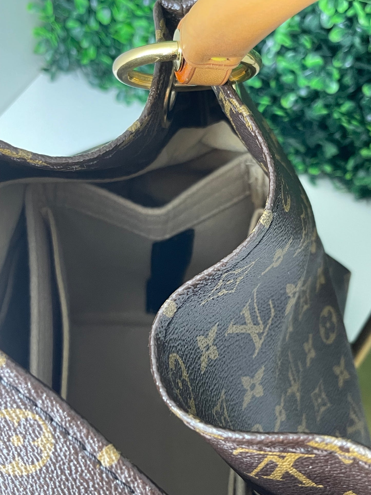 Preowned Louis Vuitton Monogram Artsy MM