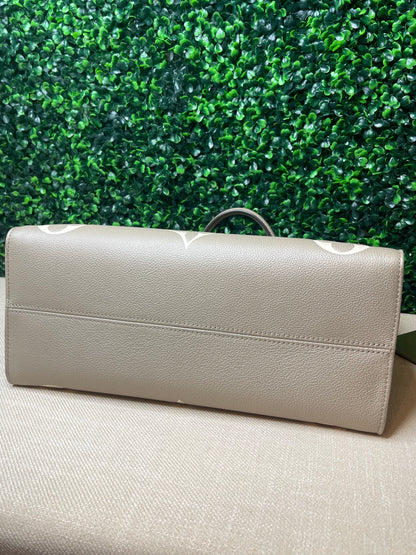 Preowned Louis Vuitton OnTheGo MM Dove/Cream