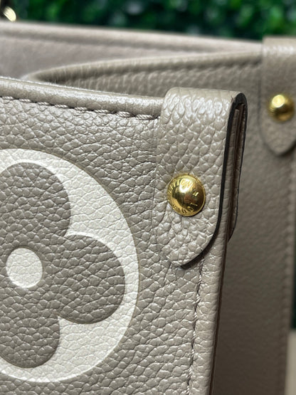 Preowned Louis Vuitton OnTheGo MM Dove/Cream