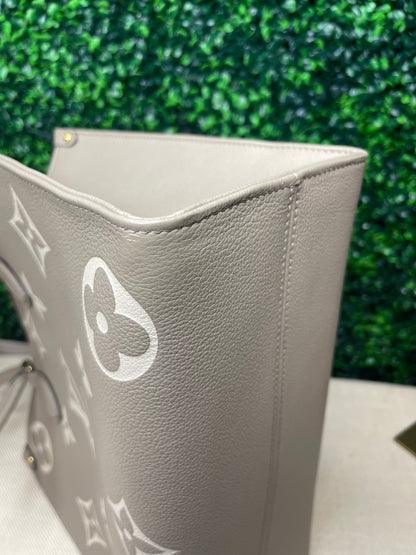 Preowned Louis Vuitton OnTheGo MM Dove/Cream