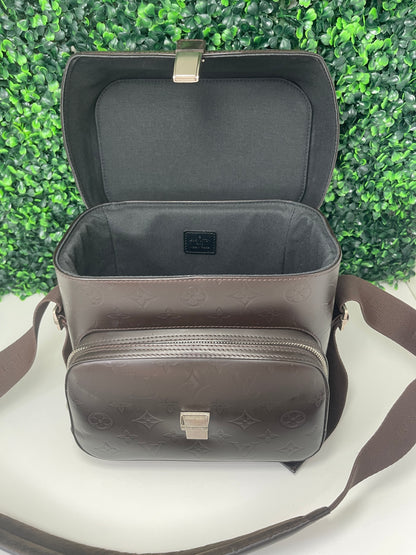 Brown handbag from the front side with top compartment open 