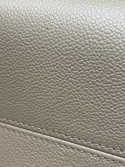 Preowned Louis Vuitton OnTheGo MM Dove/Cream