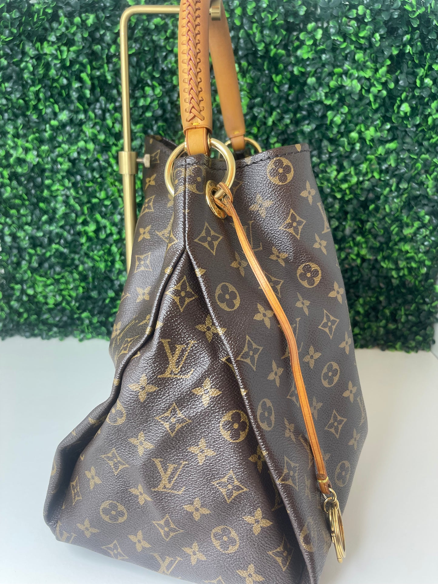 Preowned Louis Vuitton Monogram Artsy MM