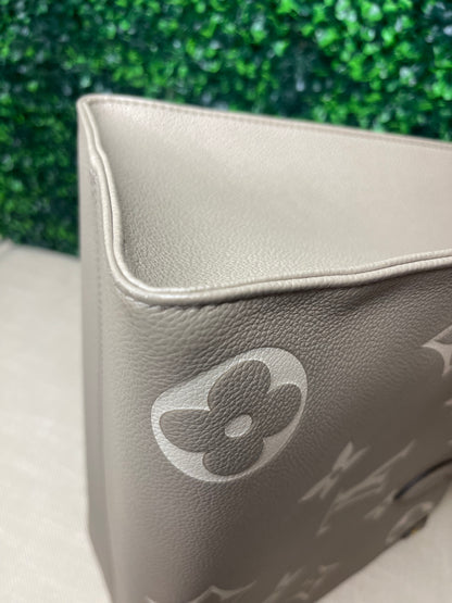 Preowned Louis Vuitton OnTheGo MM Dove/Cream