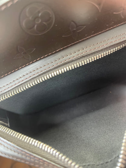 Zipper lining along the brown handbag 