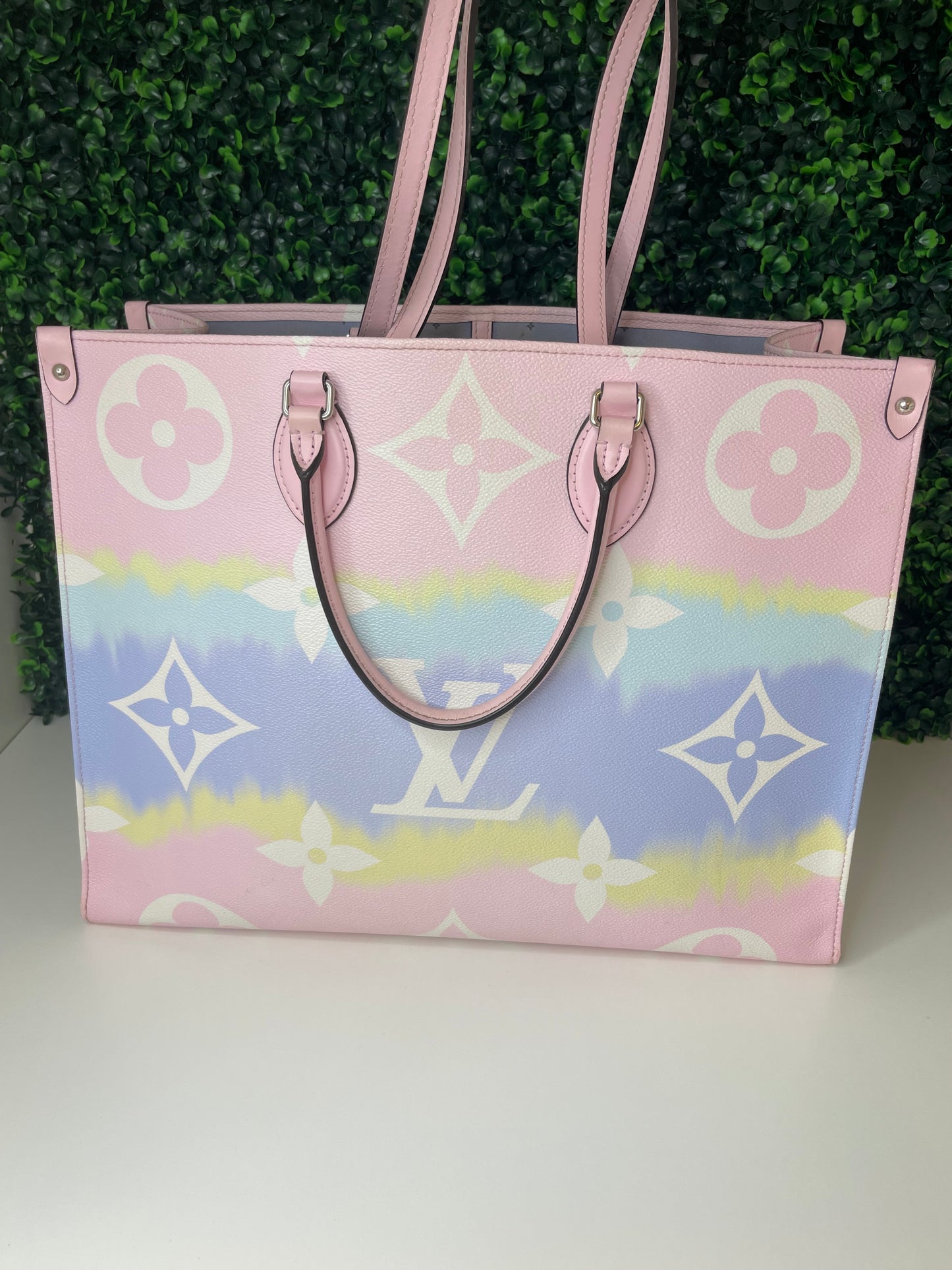 Louis Vuitton|Limited Edition OnTheGo GM | Escale Pastel