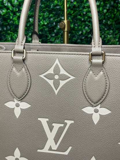 Preowned Louis Vuitton OnTheGo MM Dove/Cream