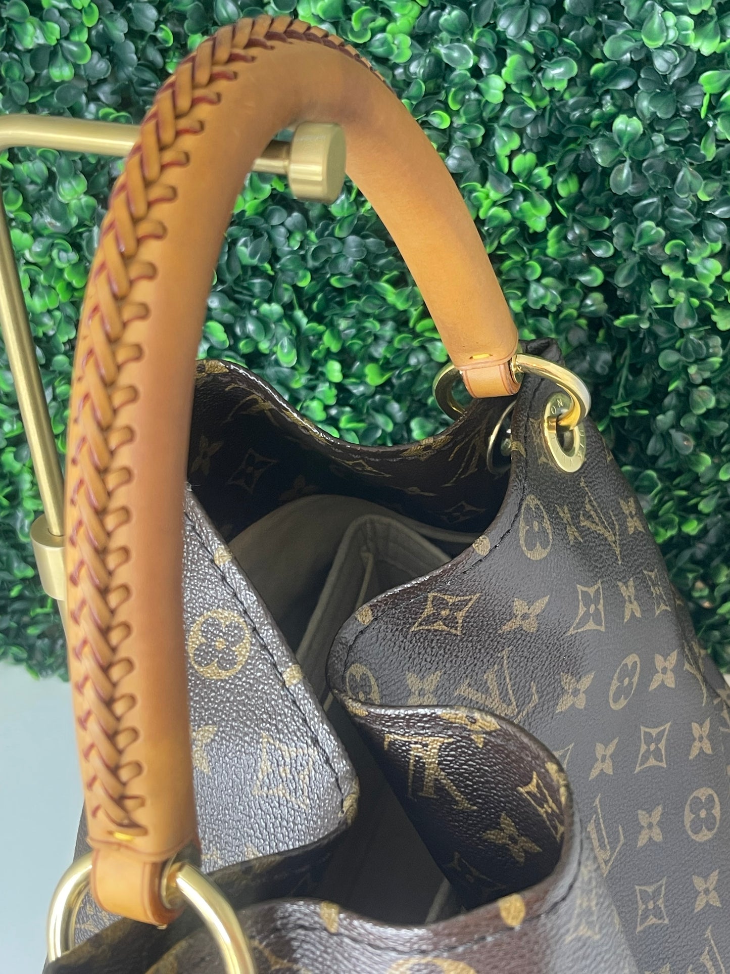 Preowned Louis Vuitton Monogram Artsy MM