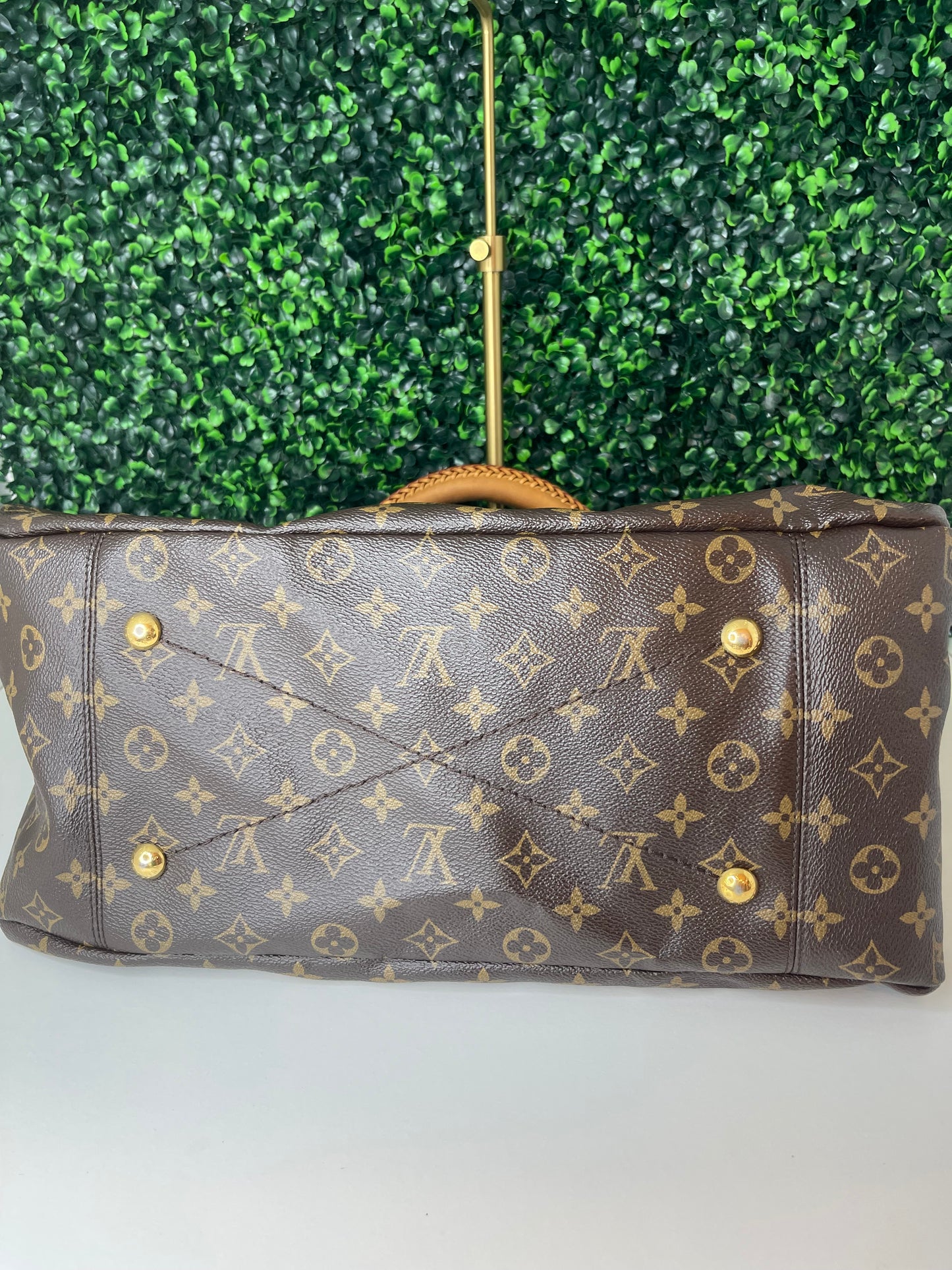 Preowned Louis Vuitton Monogram Artsy MM