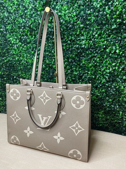 Preowned Louis Vuitton OnTheGo MM Dove/Cream