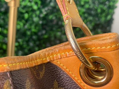 Zoomed in image of gold hardware and leather of a monogram Preowned Louis Vuitton Galliera PM.