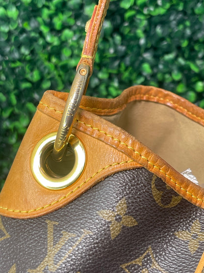 Zoomed in image of gold hardware and leather of a monogram Preowned Louis Vuitton Galliera PM.