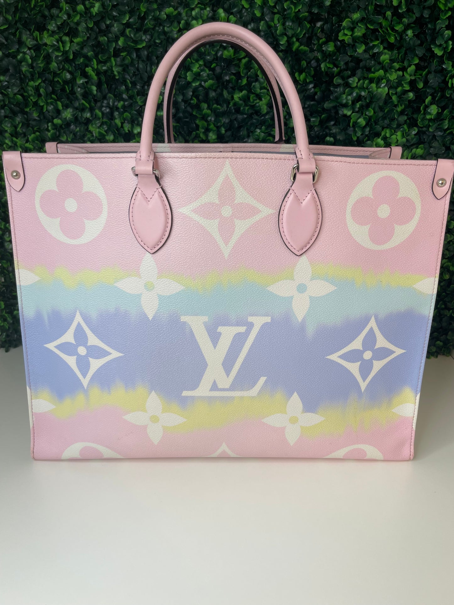 Louis Vuitton|Limited Edition OnTheGo GM | Escale Pastel