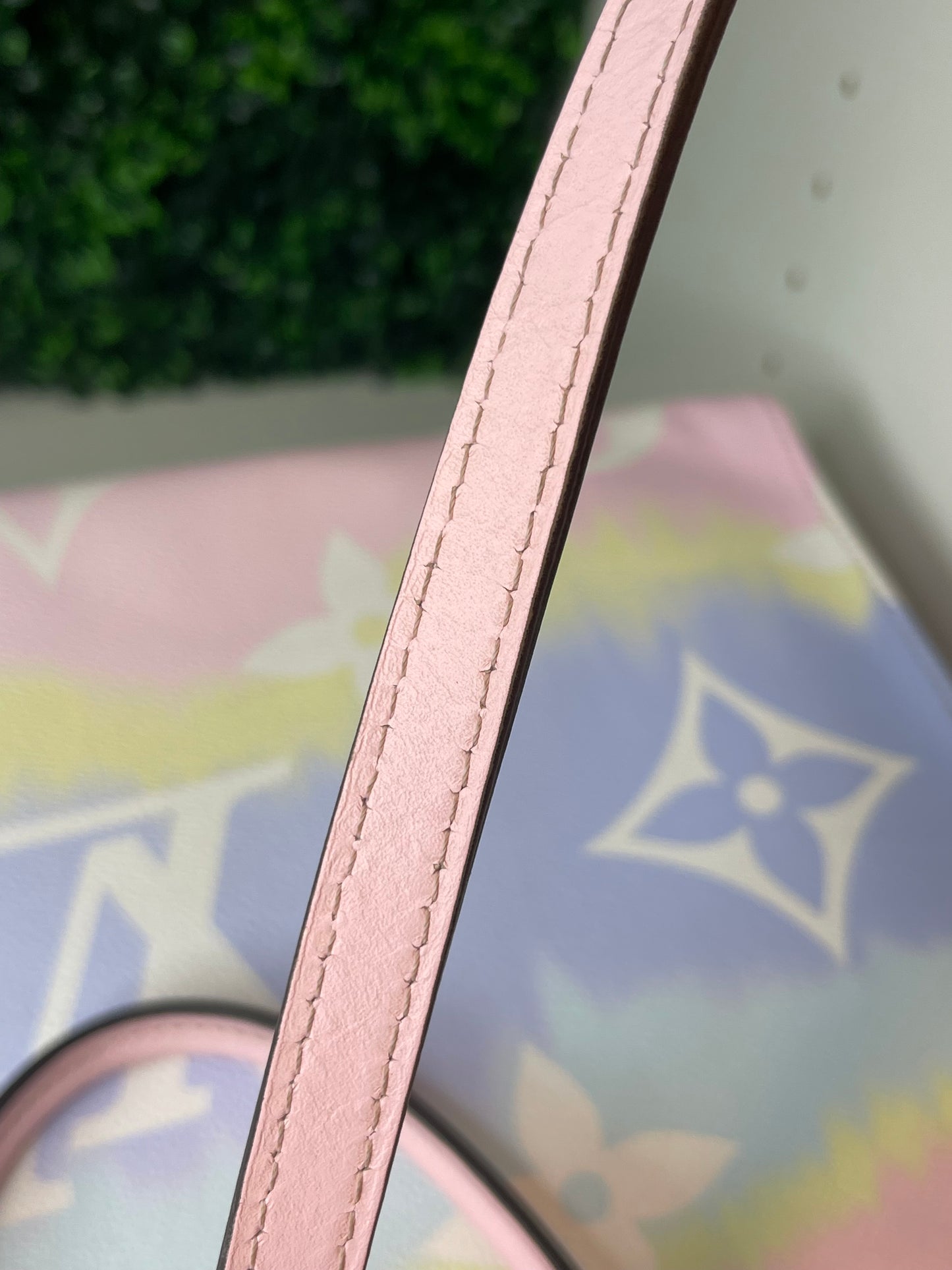 Louis Vuitton|Limited Edition OnTheGo GM | Escale Pastel