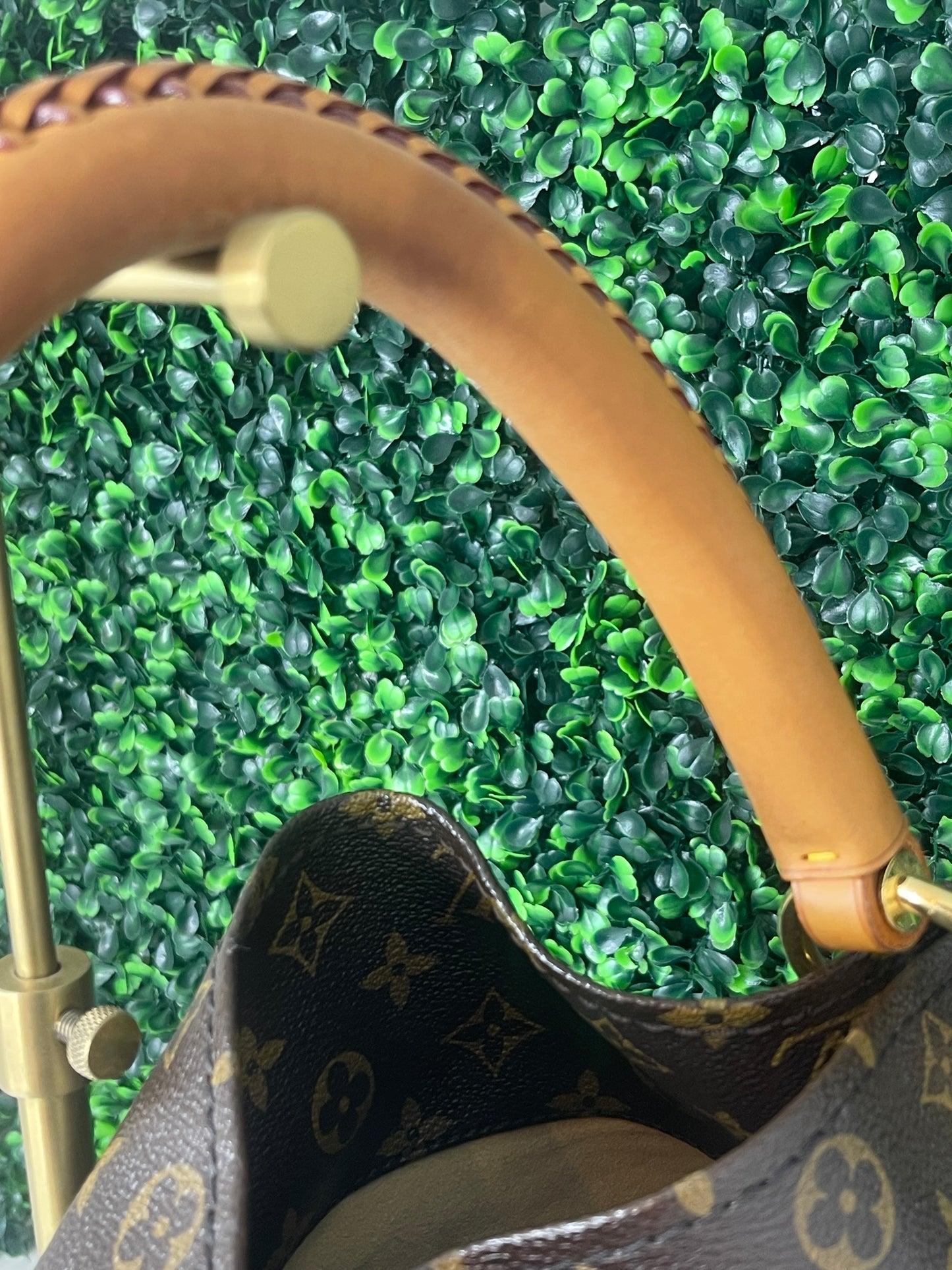 Preowned Louis Vuitton Monogram Artsy MM