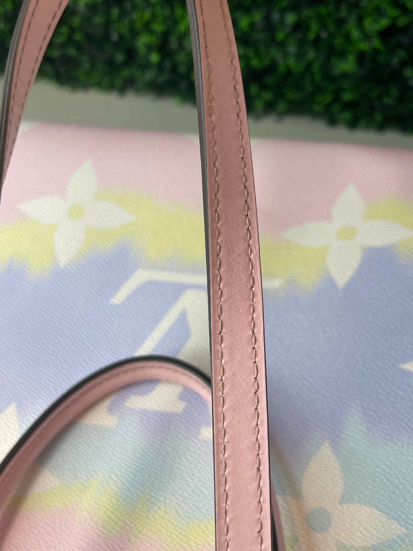 Louis Vuitton|Limited Edition OnTheGo GM | Escale Pastel