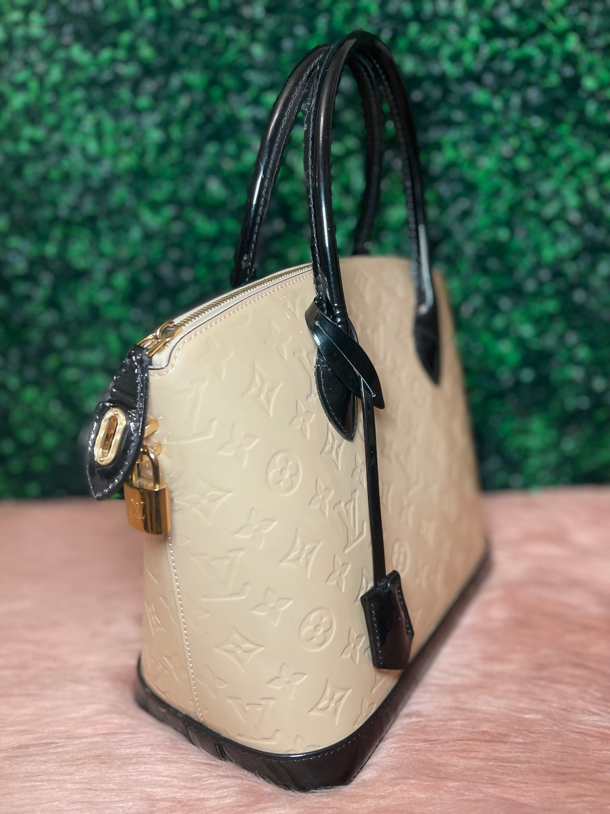 Louis Vuitton - Authenticated Lockit Handbag - Leather Beige for Women, Never Worn, with Tag