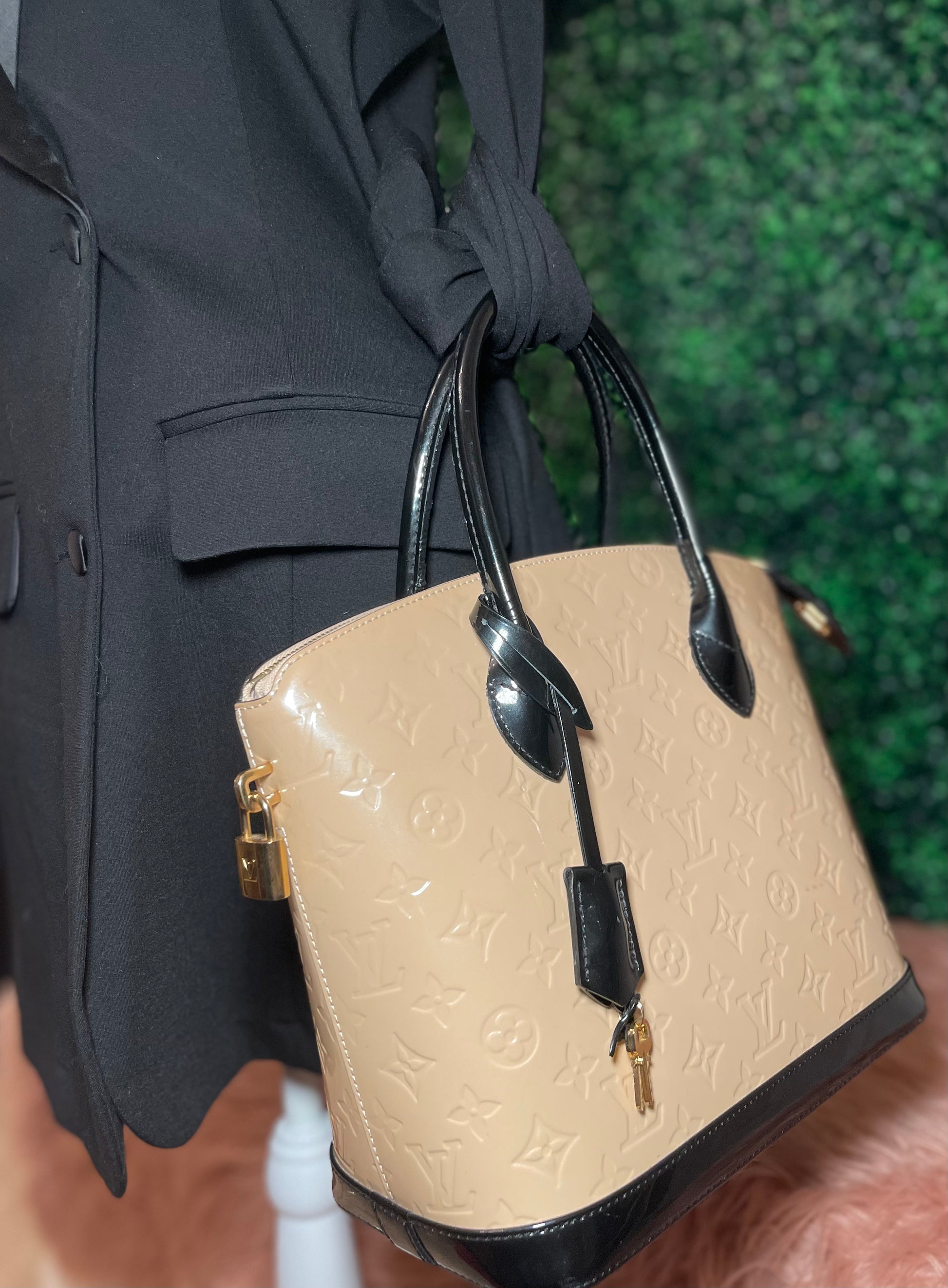 Lockit leather handbag Louis Vuitton Black in Leather - 34199972